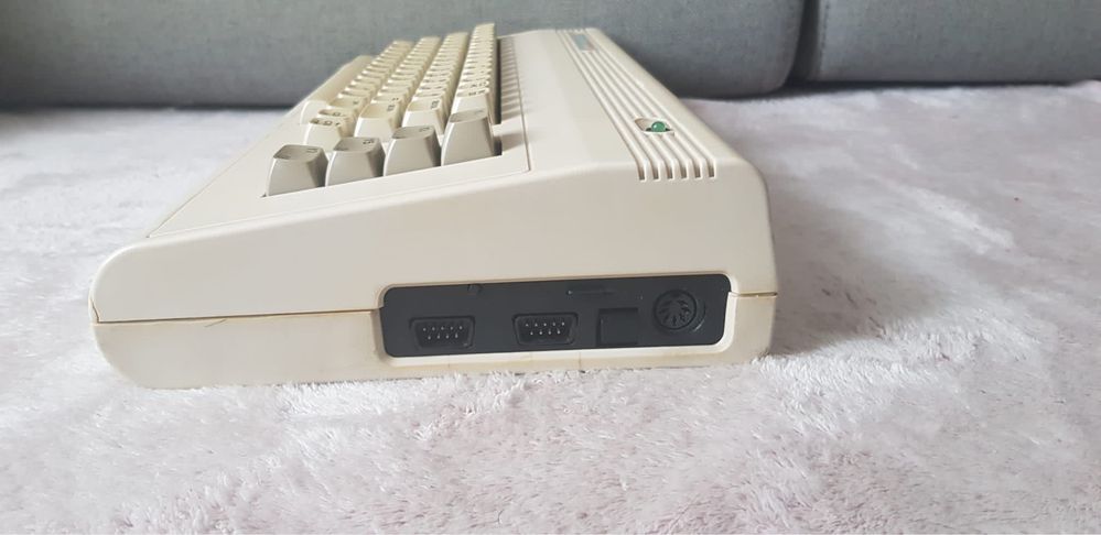 Commodore C64 full- SD2IEC, Lumafix, kabel SCART, TV Aiva14'