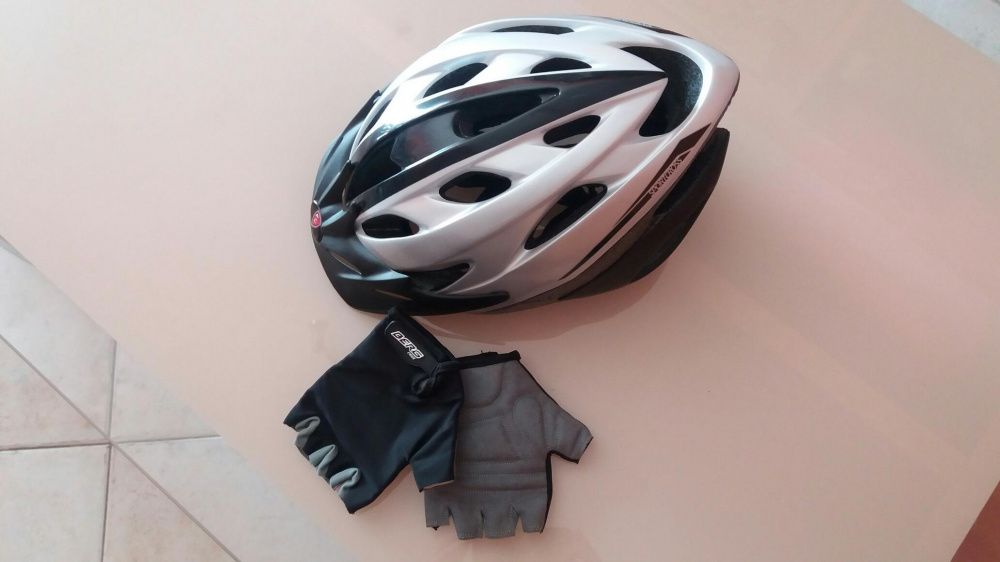 Capacete de bicicleta e luvas