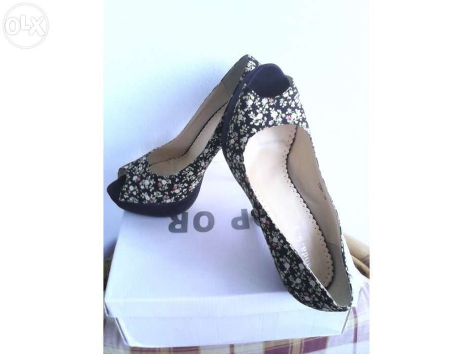 Sapatos flores, peep toe - Tamanho 39