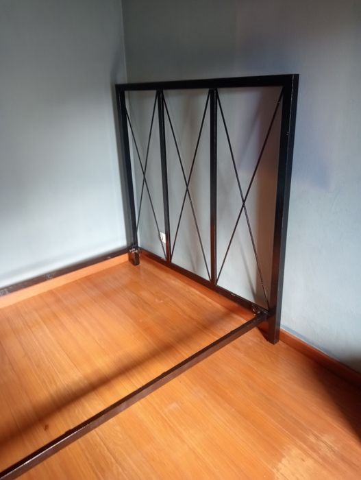 Cama casal em metal trabalhada.
Dimensões altura 1,51m ,