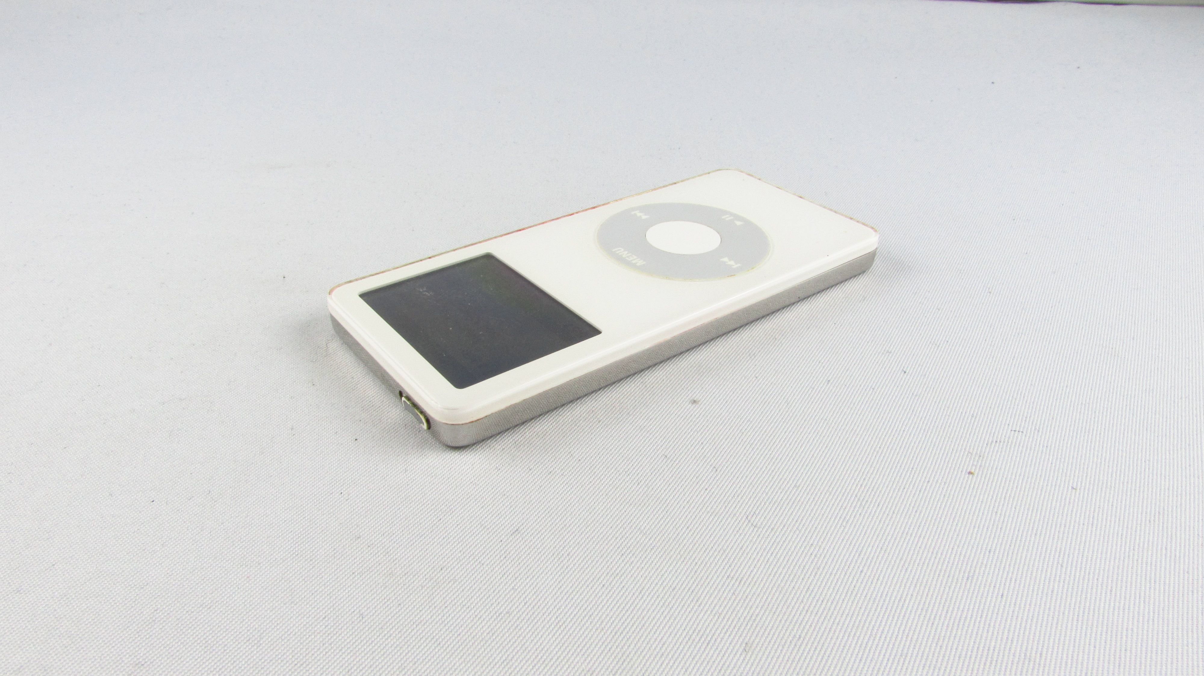 APPLE - iPod Nano 2gb A1137 1 generacja biały + etui