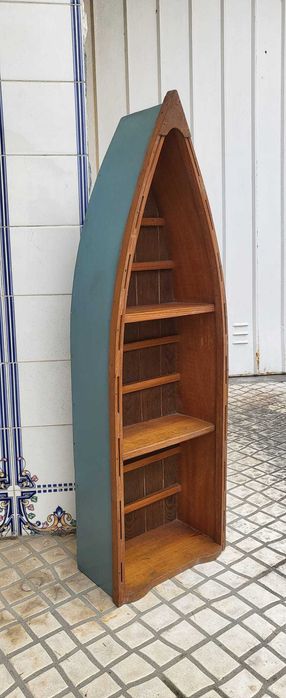 Estante em forma de barco