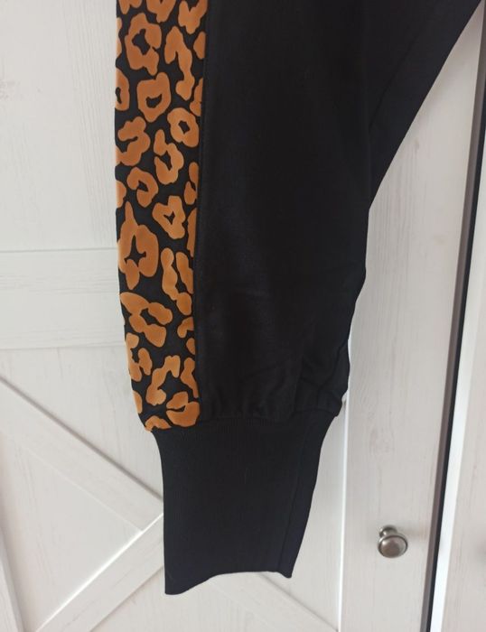 Czarne damskie spodnie dresowe z panterką r. XL