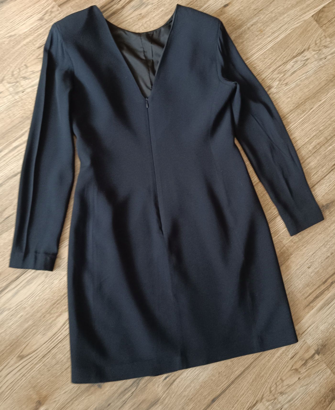 Sukienka ze złotym łańcuszkiem Mała czarna Massimo Dutti 38