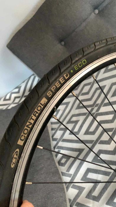 Koło do roweru szosowego z oponą