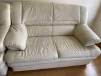 Dou dois sofas.