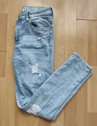 Jasnoniebieskie jeansy z przetarciami H&M