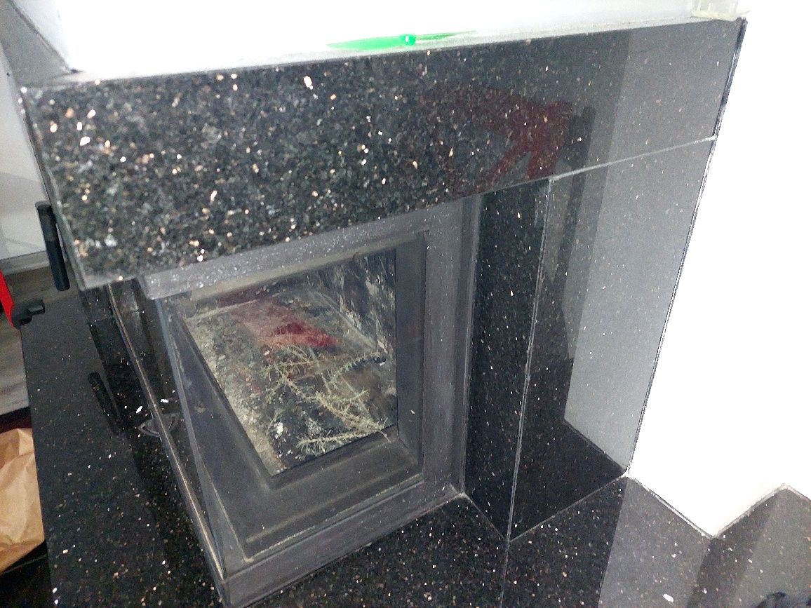 Kamien i parapetem po kominku narożnym