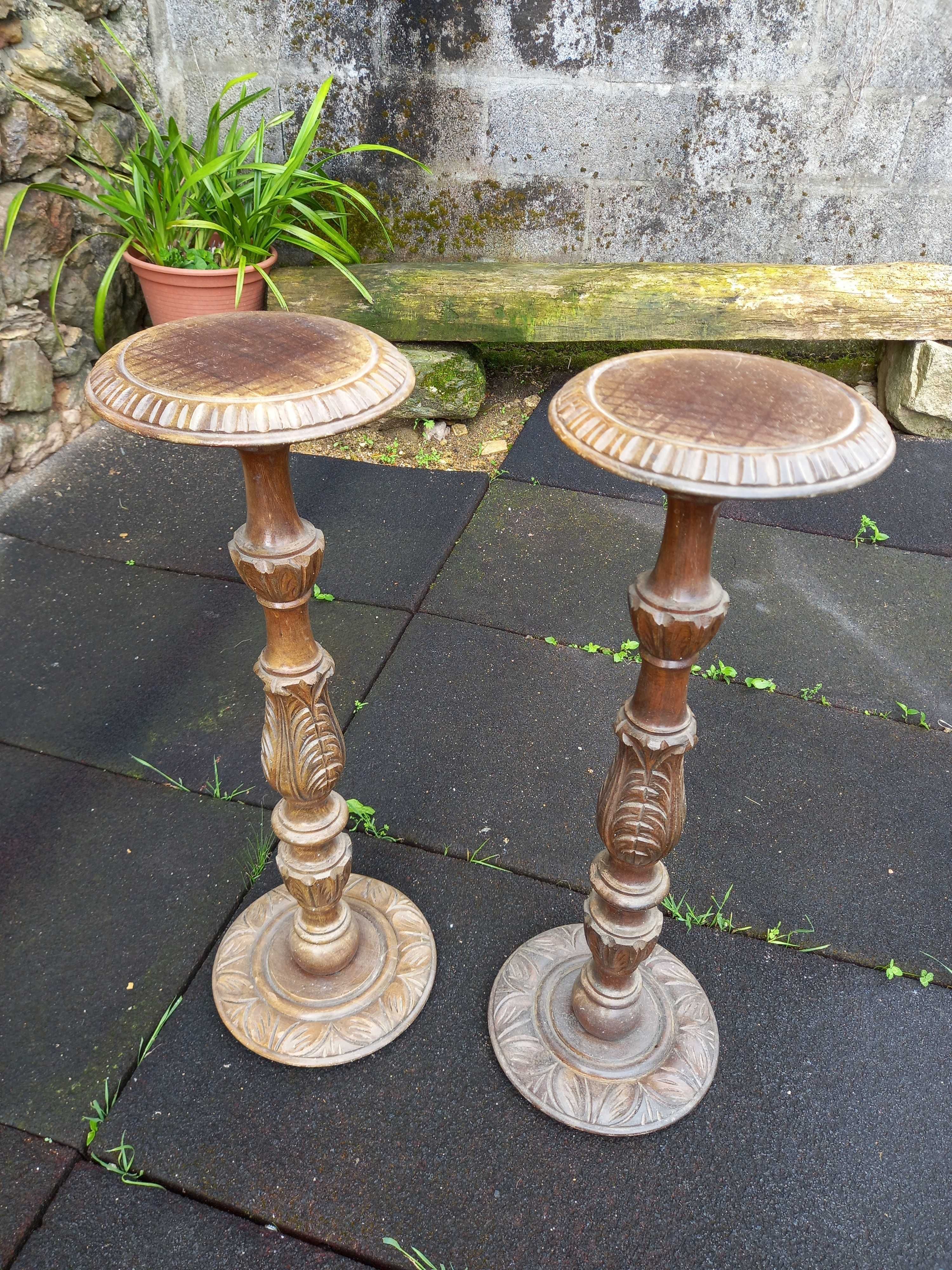 Par de colunas em madeira