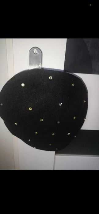 welniany beret czarny zdobiony