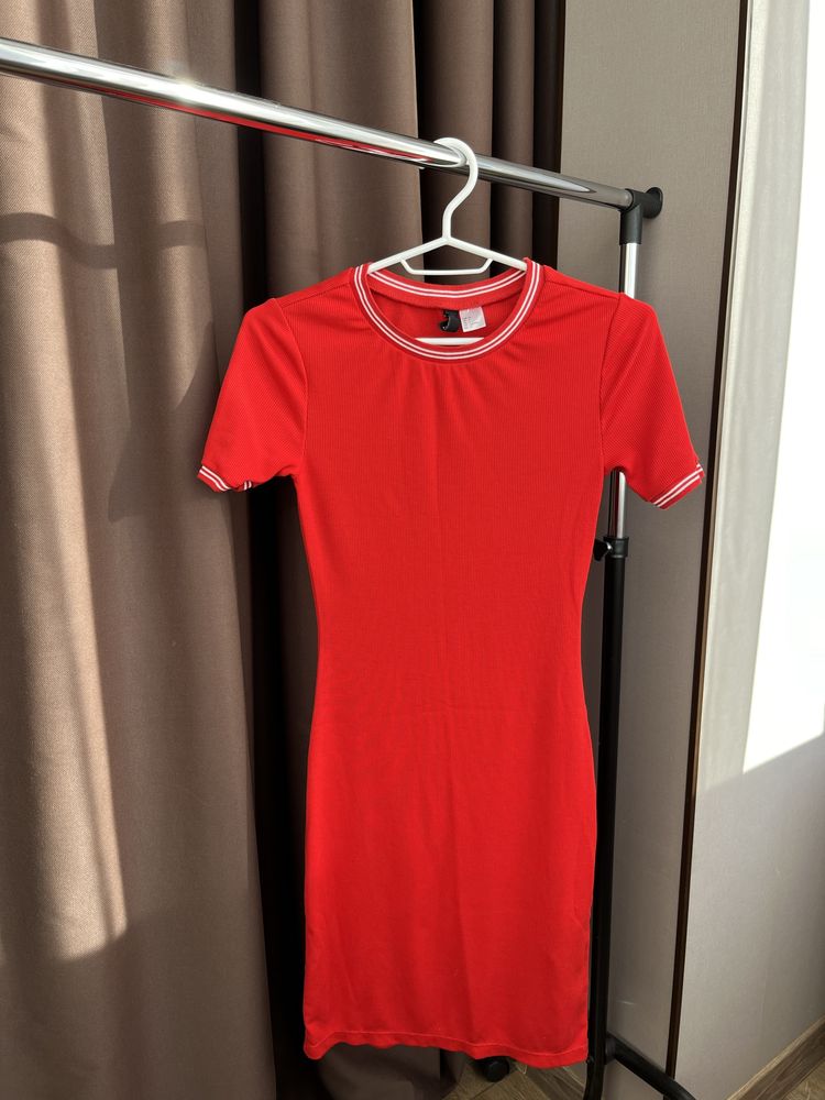 Сукня H&M червоного кольору