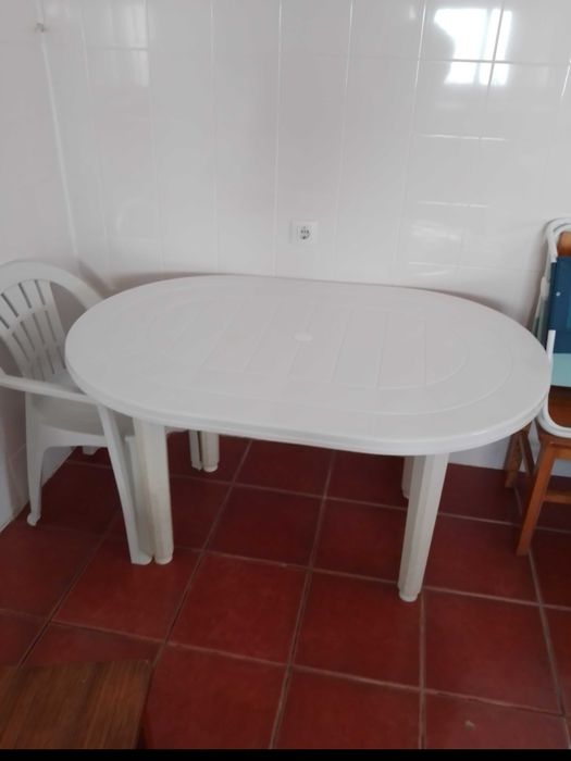 2 mesas (rectangular + oval) + 4 cadeiras