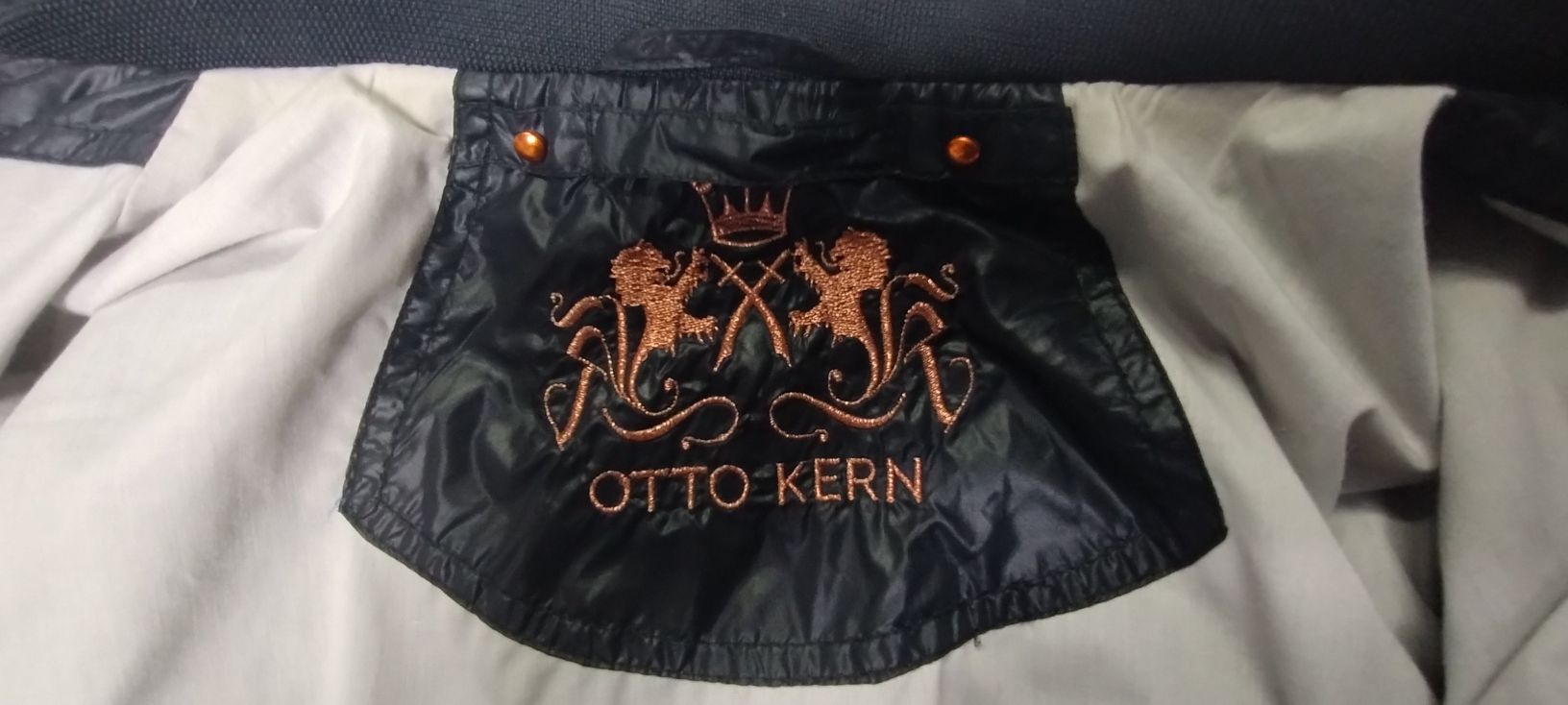Kurtka Otto Kern z chowanym kapturem – człowiek, który zrewolucjonizow