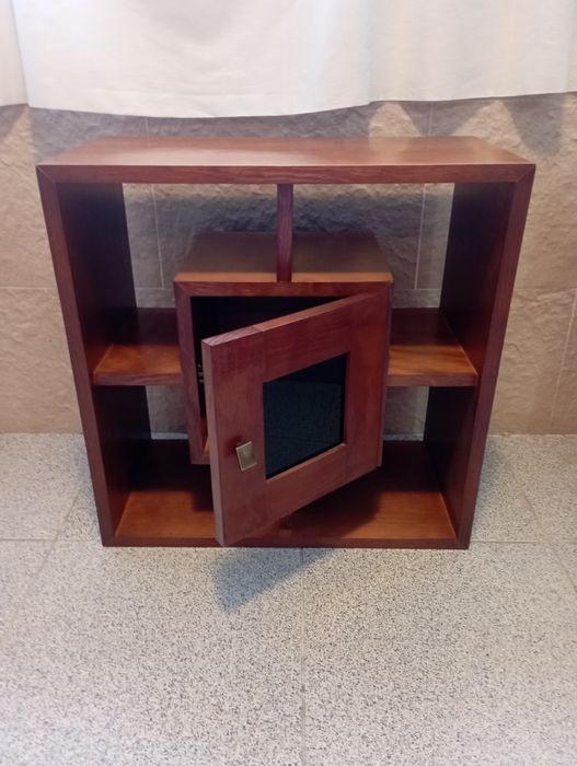 Pequeno móvel em cerejeira para decoração ...motivo: mudança casa