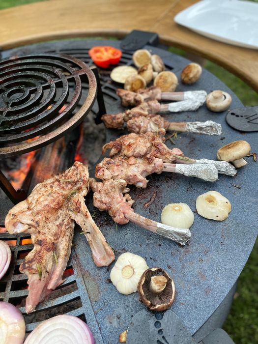 Барбекю мангал гриль с круговым столом.