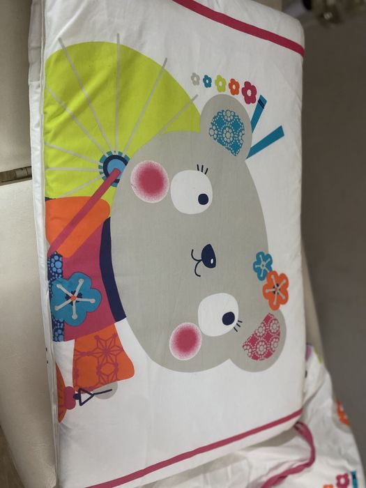 Vendo edredao com protector de berco