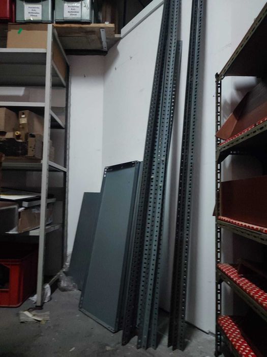 Estantes modulares de metal lacadas de cinzento