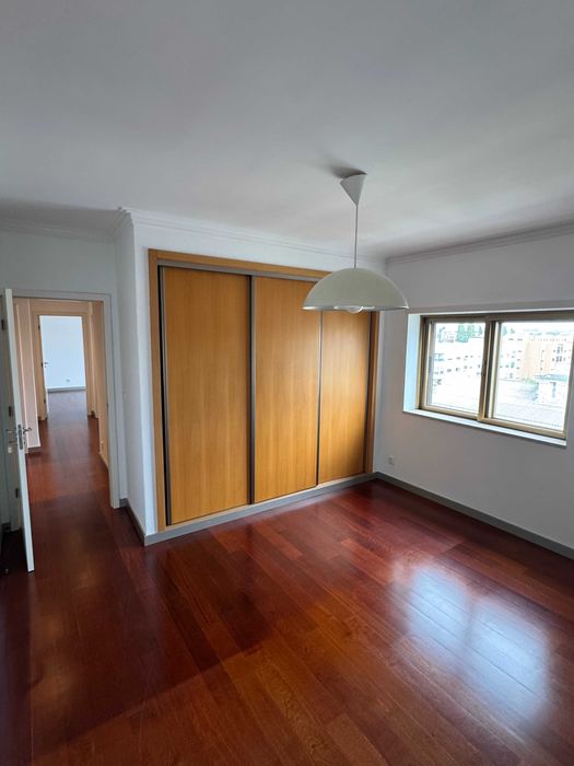 Apartamento T3 +1 Com 2 lugares de garagem ao Monte dos Burgos