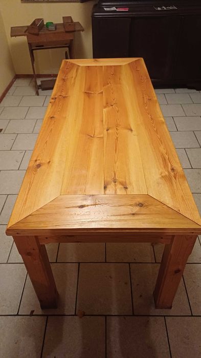 Drewniany stół, bardzo solidny