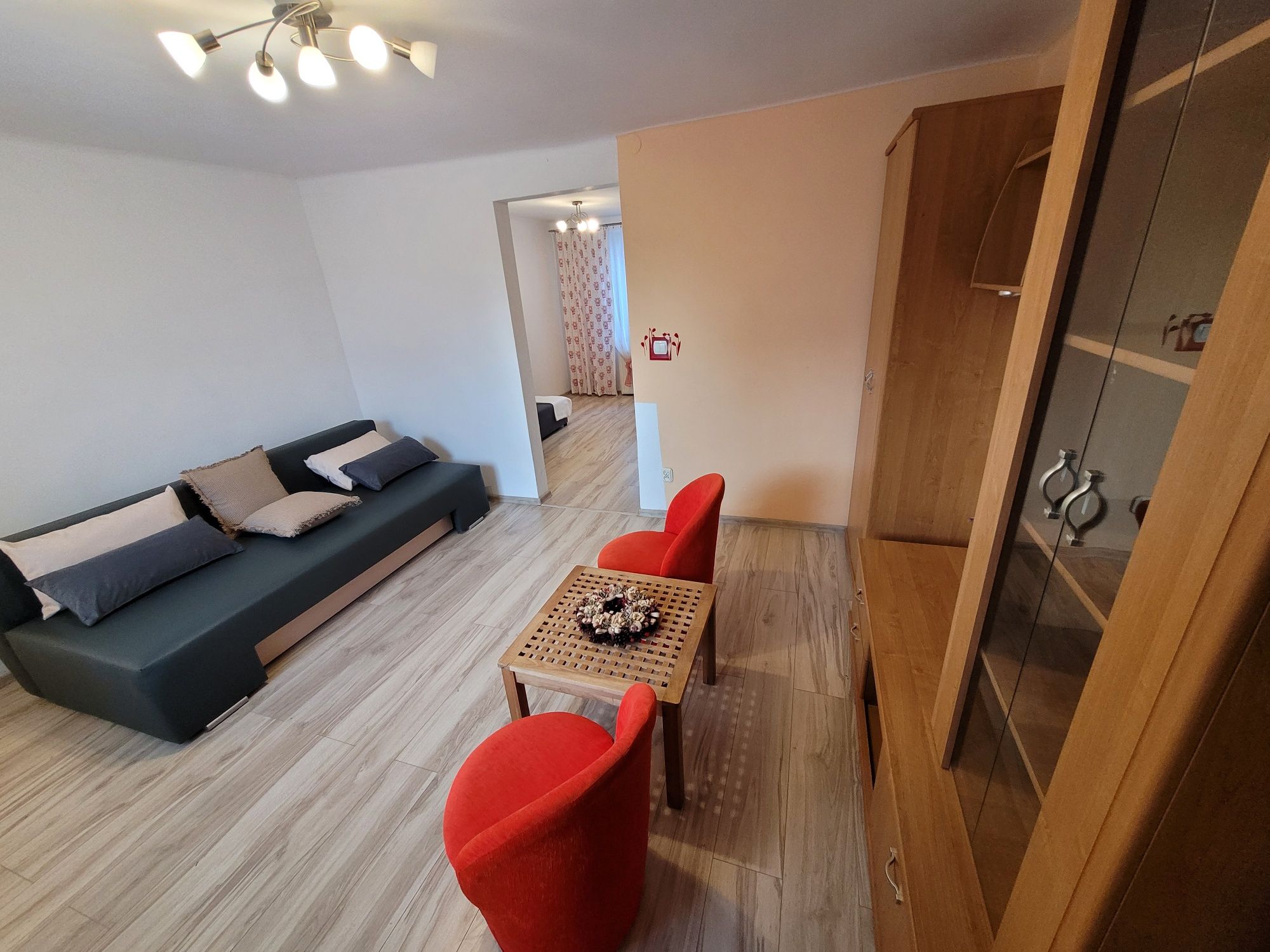 2 pokojowy apartament z kuchnią i łazienką.