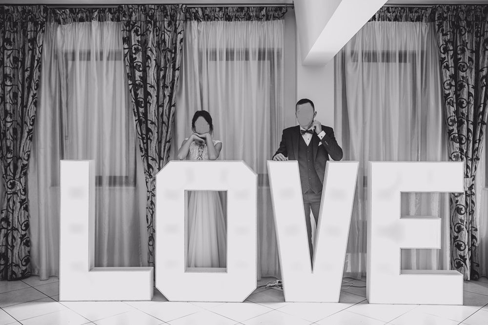 Podswietlany napis Love idealna dekoracja na wesele wynajem
