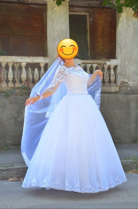 Весільна сукня білого кольору з відкритими плечами