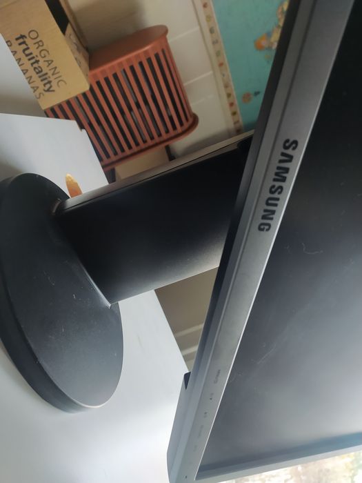 Monitor Samsung rotativo de 22 polegadas