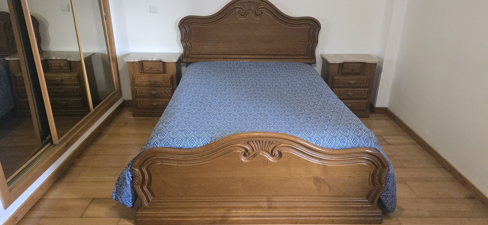 Cama de casal impecável