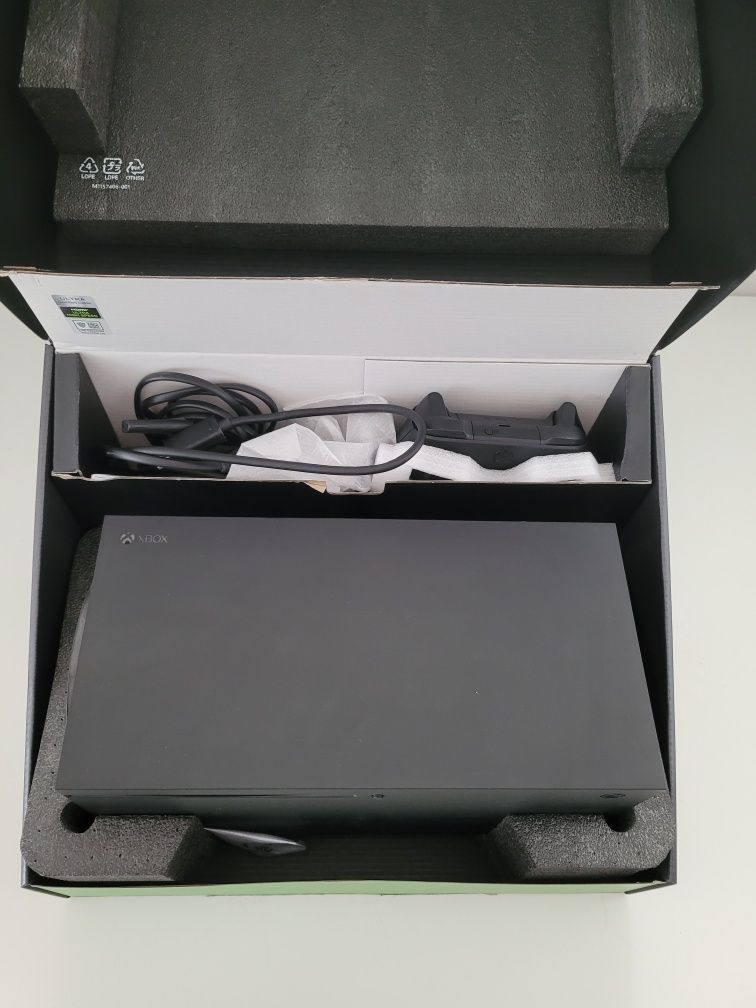 Xbox Series X 1TB + kontroler + gry