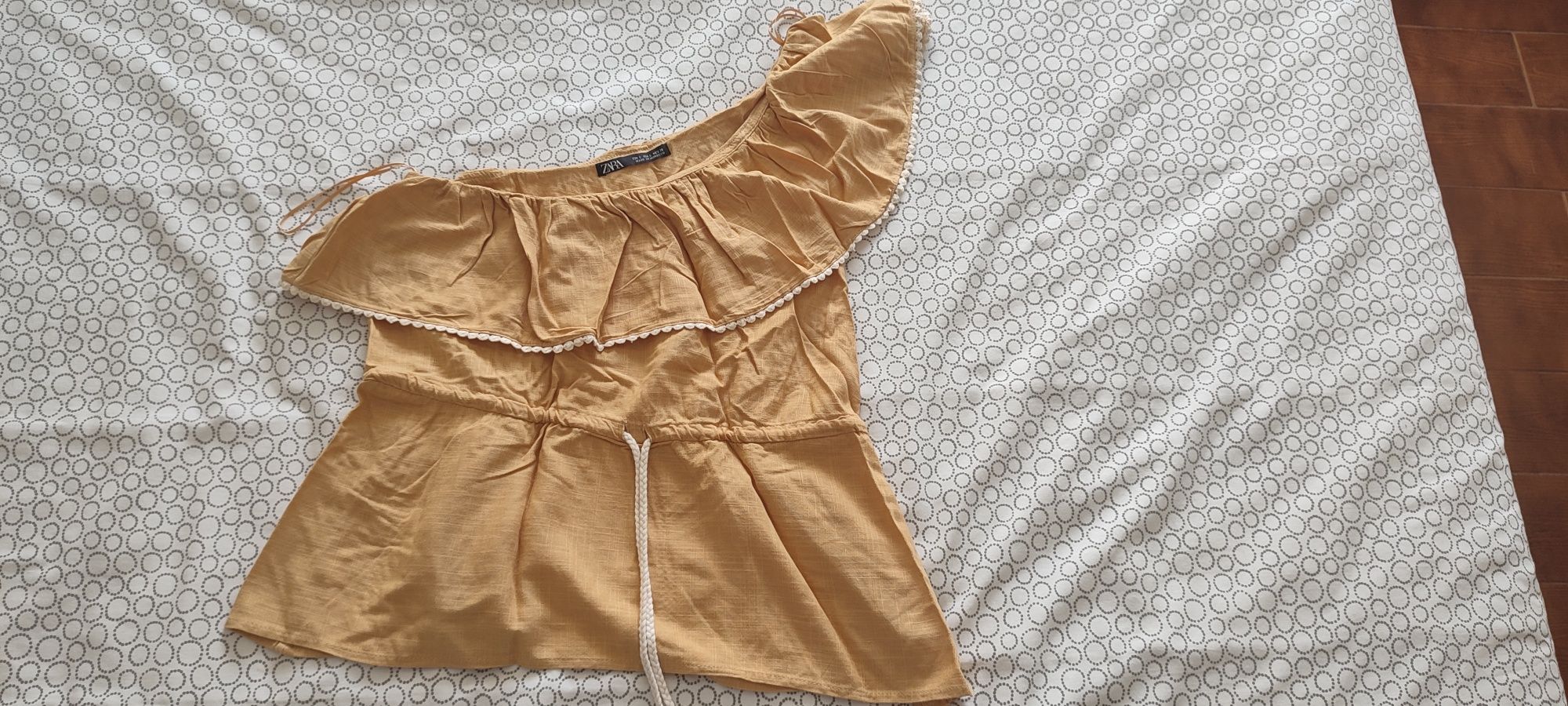 Blusa assimétrica amarelo torrado
