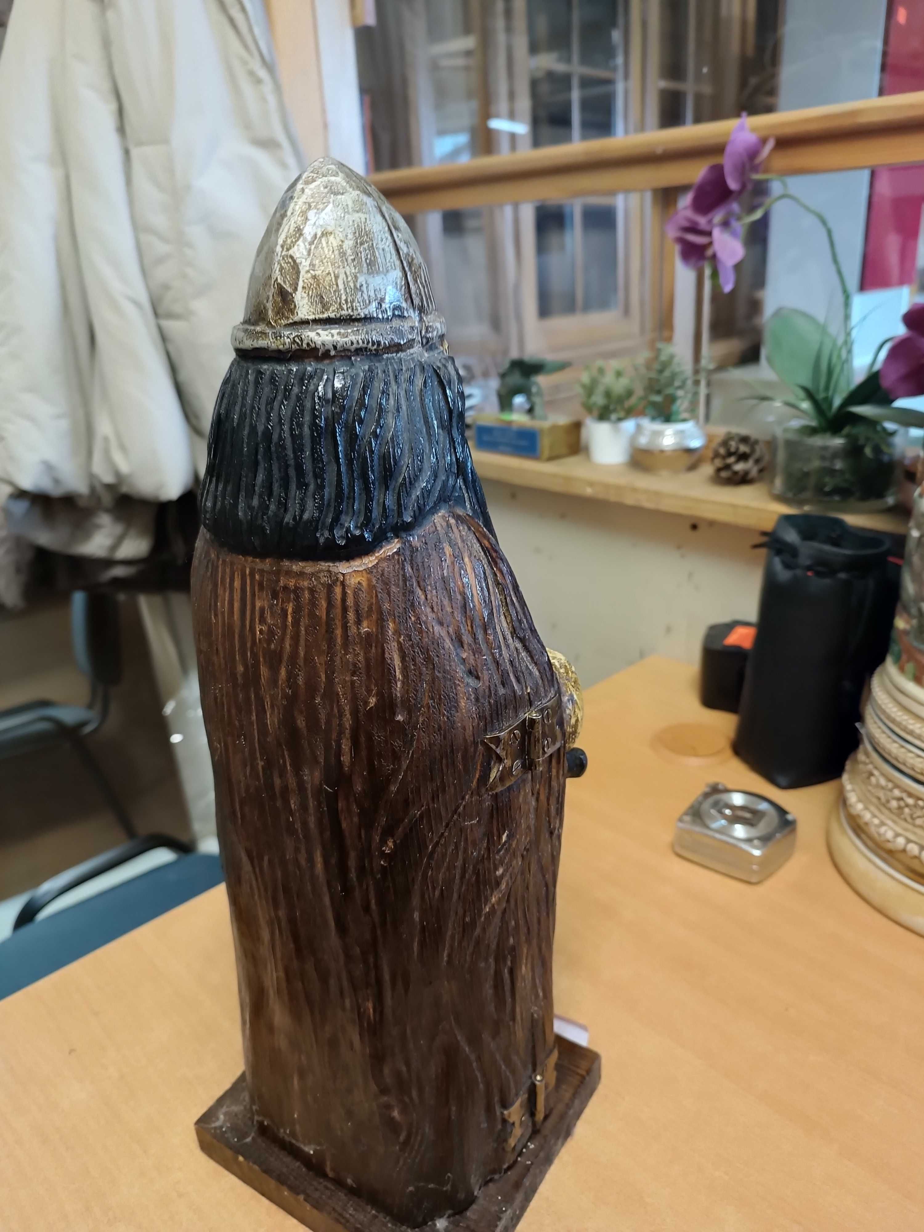 Drewniana figura wojownika rycerza schowek na butelkę