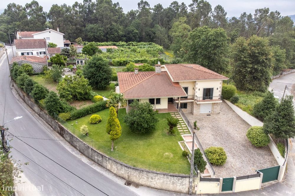 Moradia T4 Independente + T0 em Lago, Amares - Oportunidade Única!