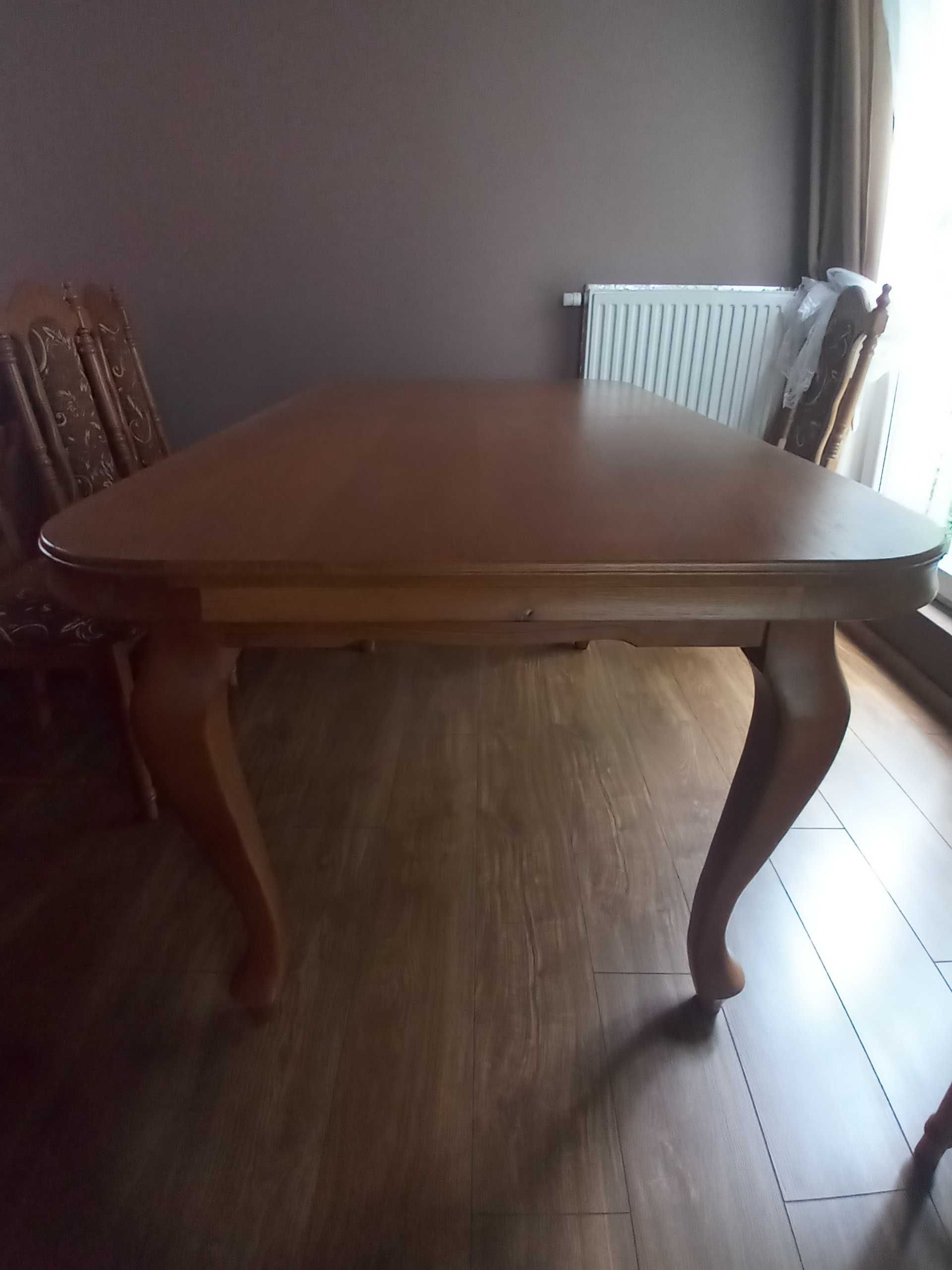 Stół z krzesłami