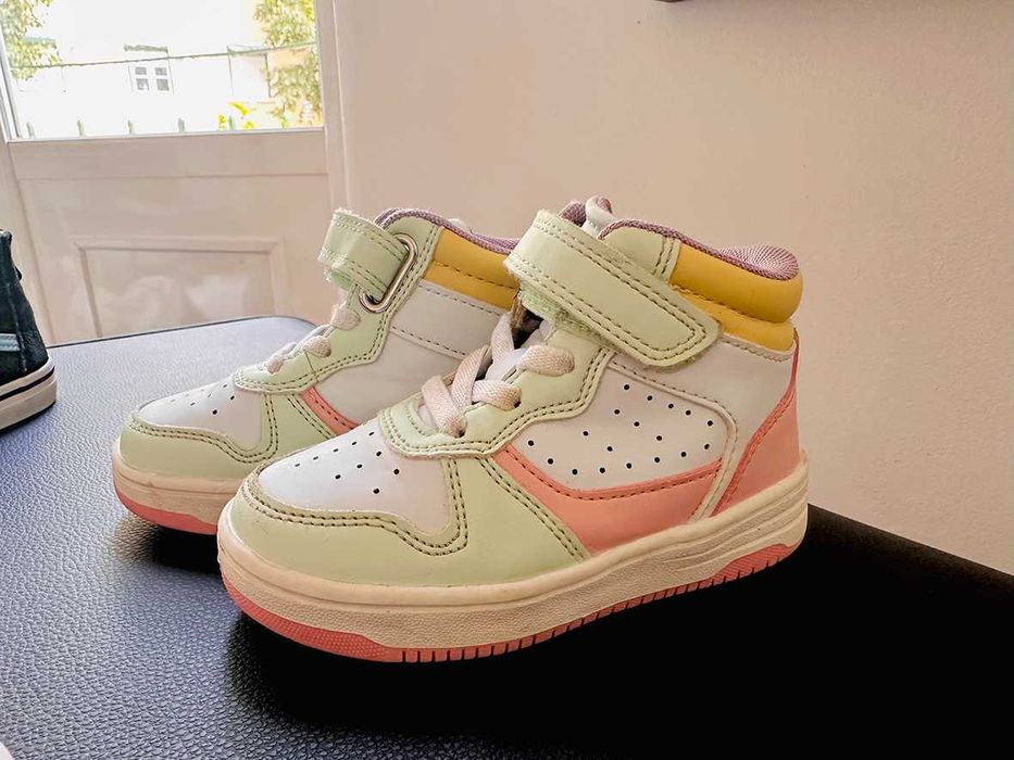 Sapatos de criança tamanho 24 como novos