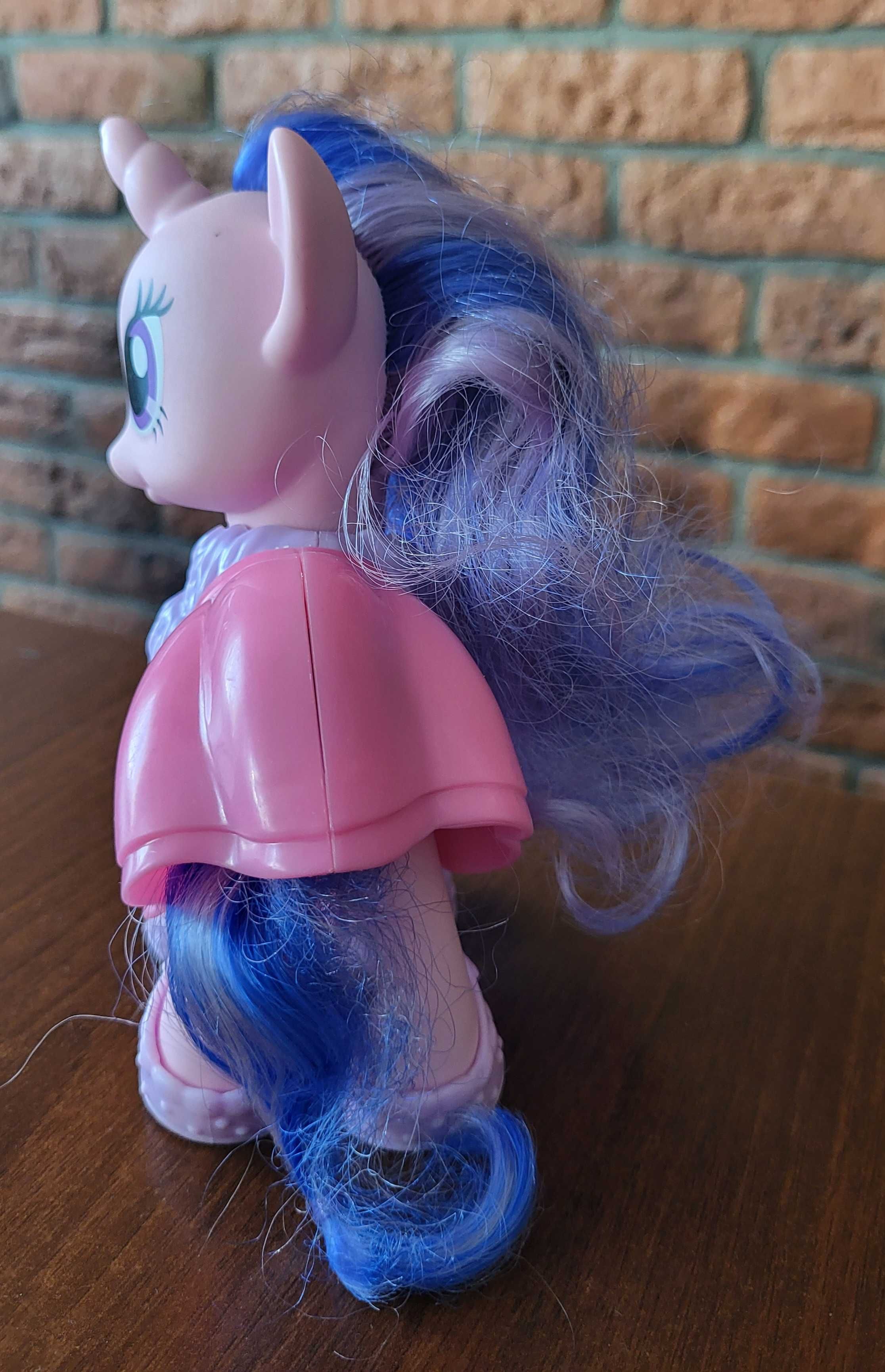 Kucyk Pony, z akcesoriami do ubioru.