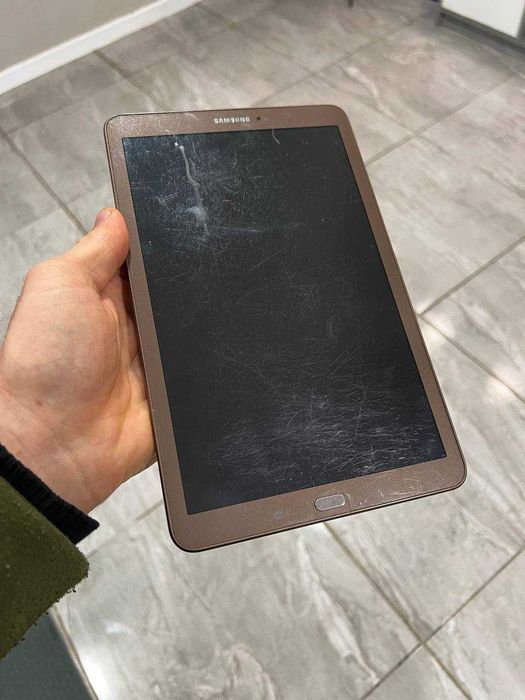 Планшет Samsung SM-T561