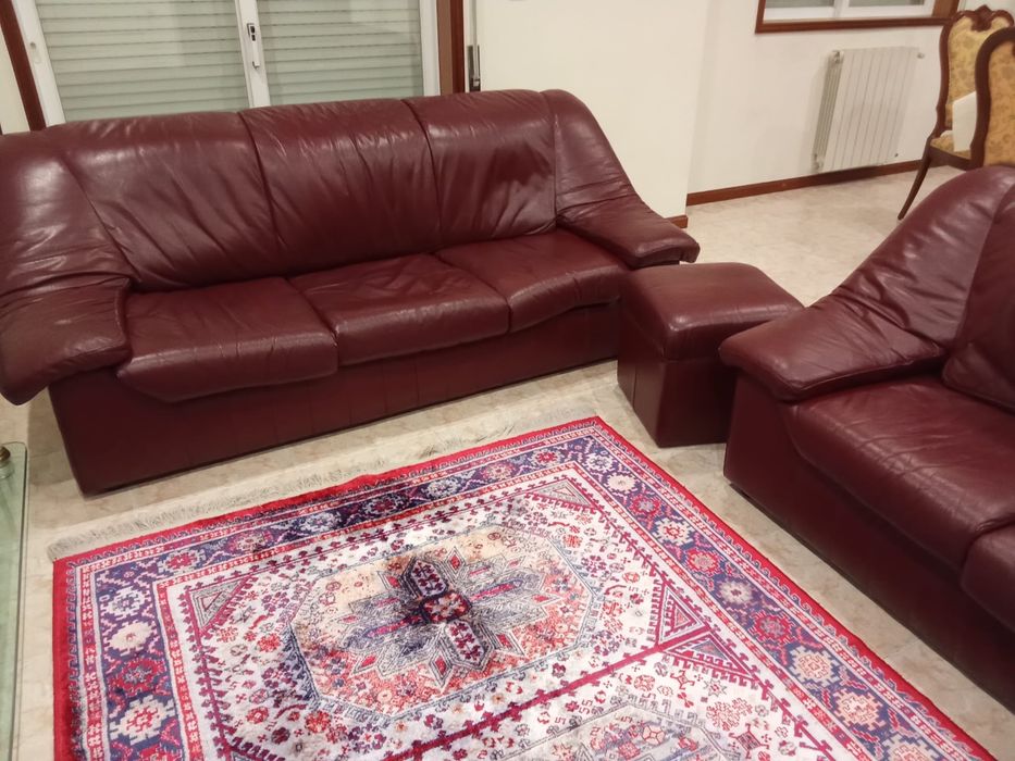 Sofás em pele verdadeira + puf