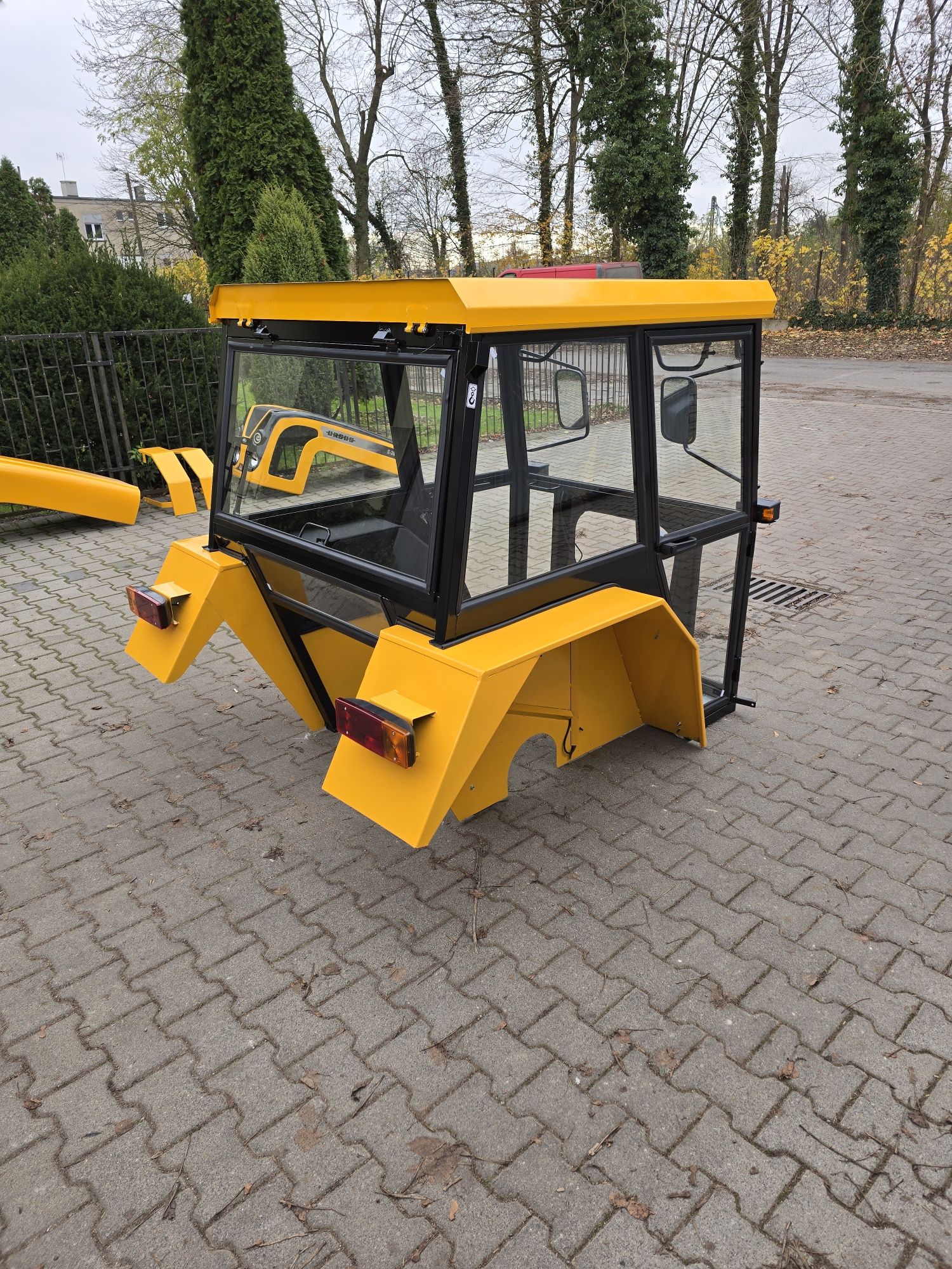 Kabina c360 c330  Kabina ciągnikowa c 360 c 330 mf255 maska c360