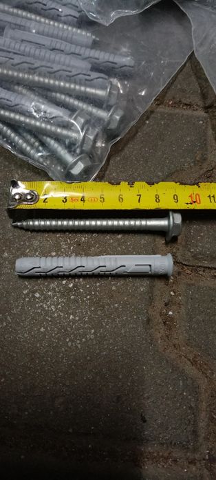 Kołek rozporowy do muru