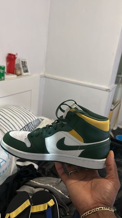 Sapato, roupas, e muito