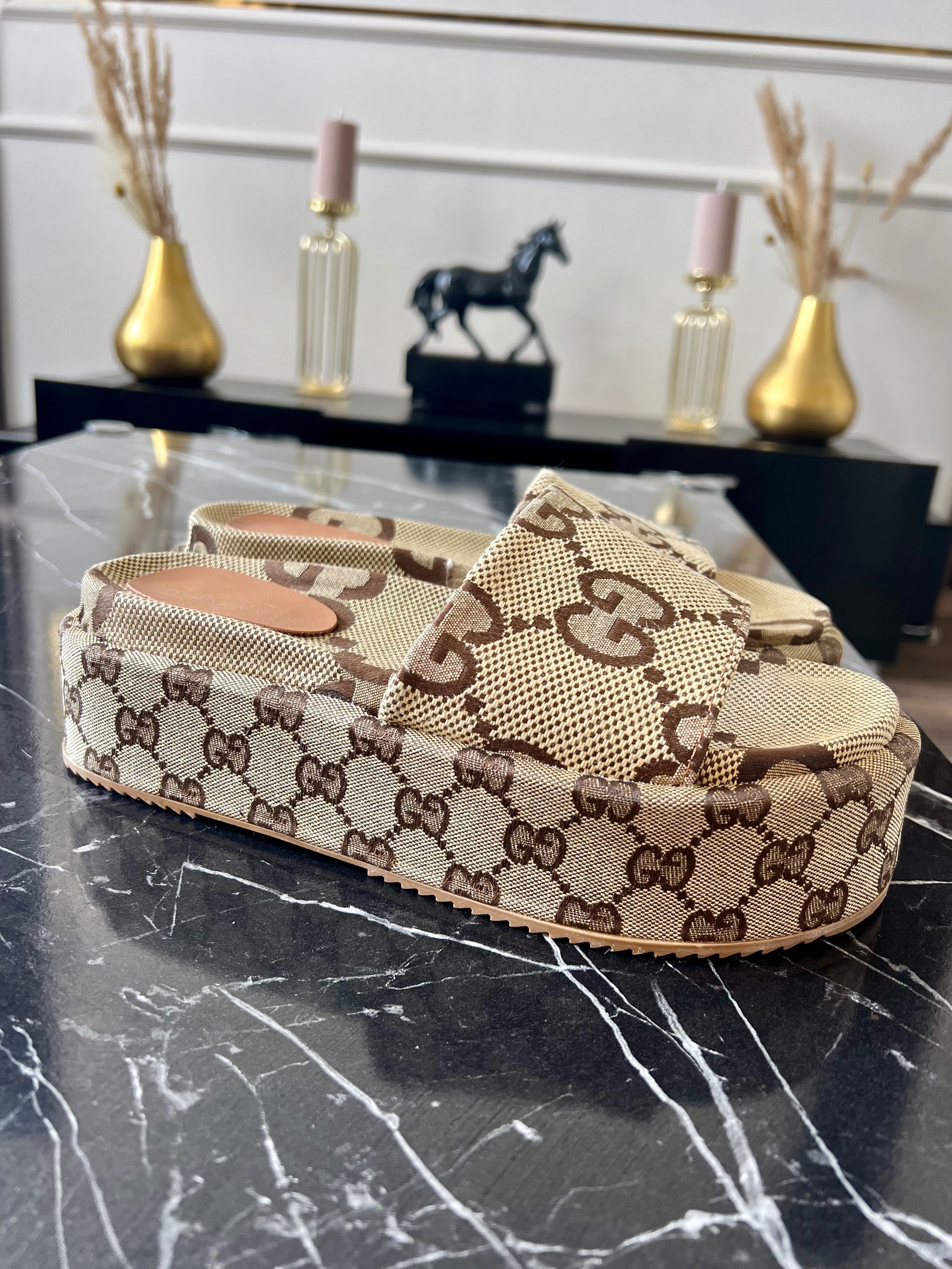 Buty na koturnie klapki gucci
