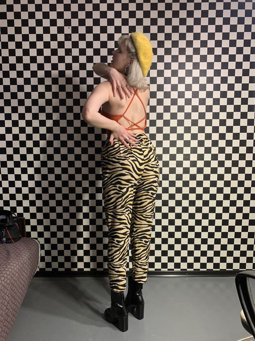 топ з голою спинкою