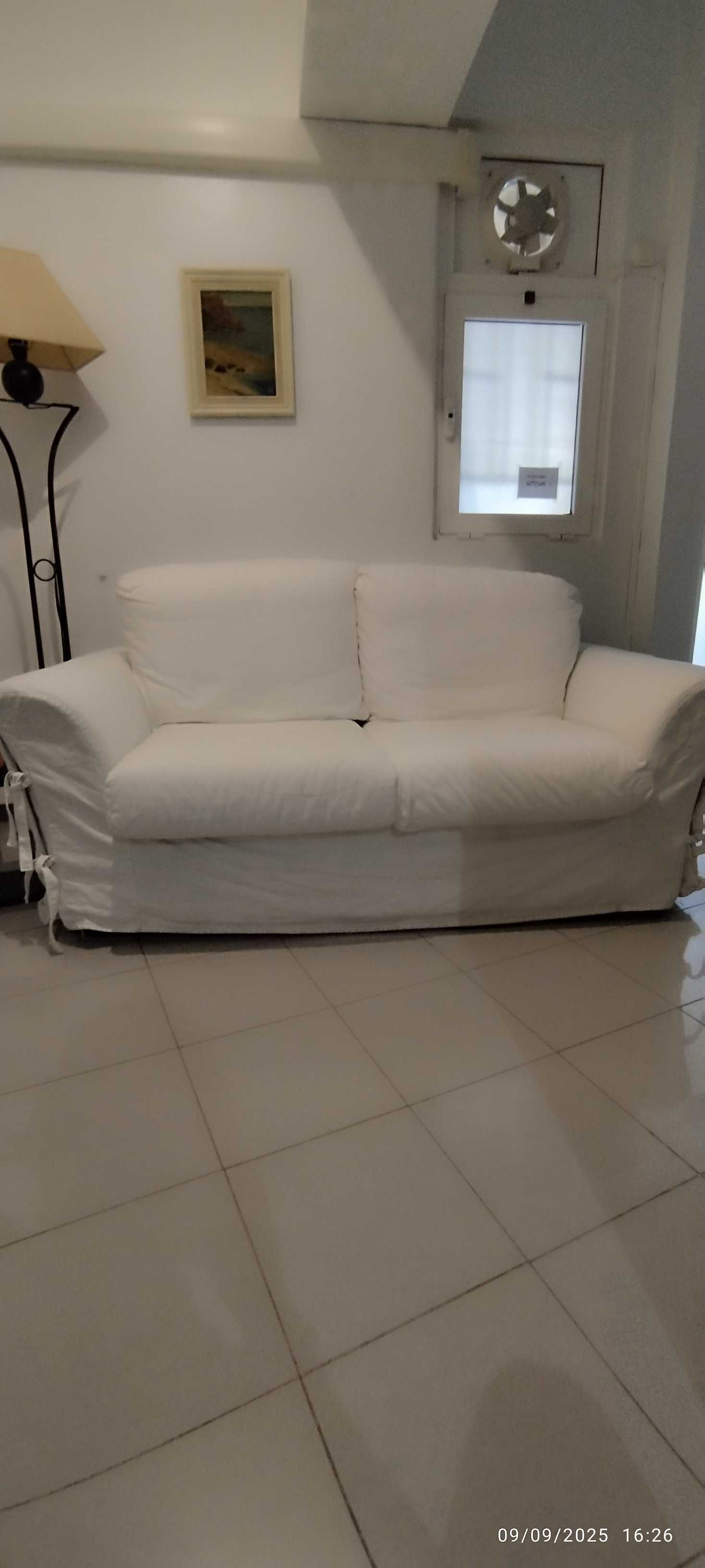 Sofá 2 lugares branco com capa lavável