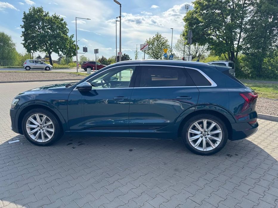 Авто Audi E-tron 55