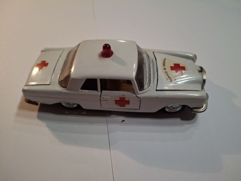 Miniatura pilen mercedes 250 coupe ambulância