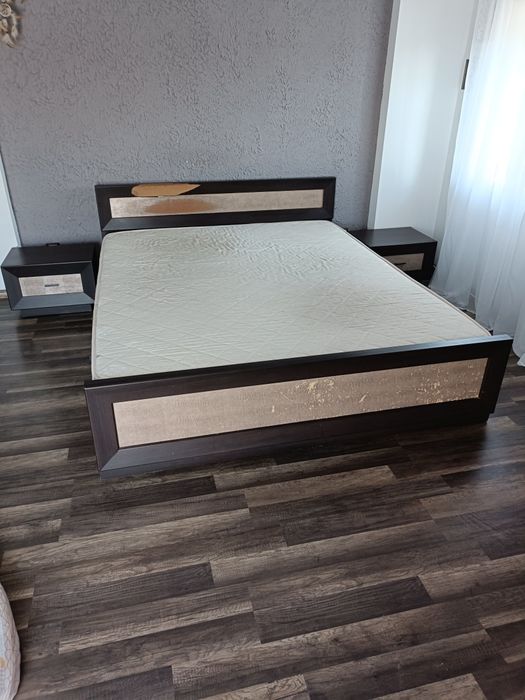 Sypialnia łóżko i dwie szafki nocne