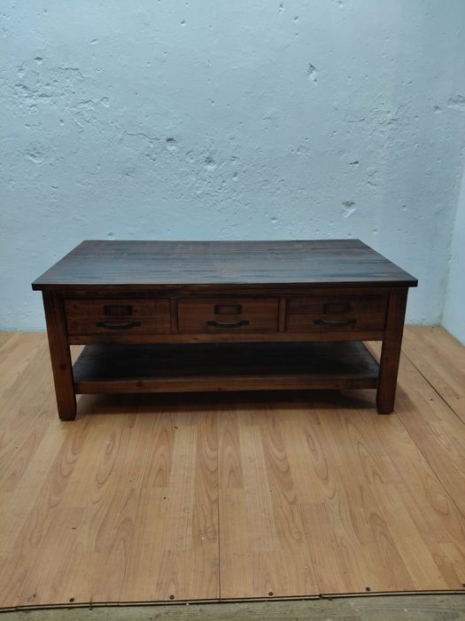 Stolik, ława z szufladami.