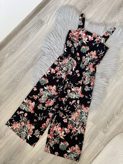 Kombinezon z szeroką nogawką w kwiatowy wzór New Look