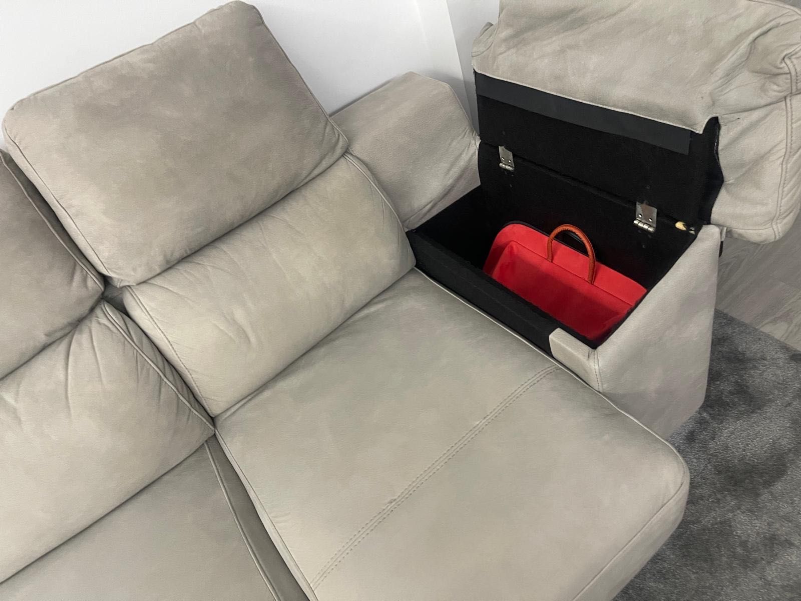 Sofá com compartimento de arrumação e assentos extensíveis