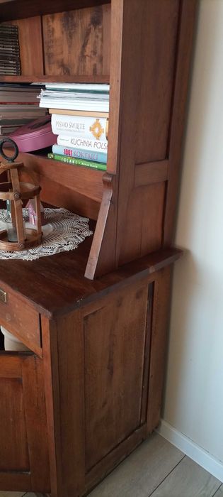 Stary drewniany kredens